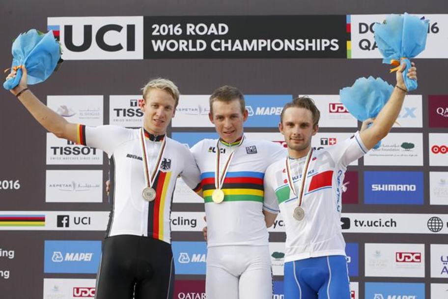 Il podio della gara under 23 in linea al Mondiale di Doha in Qatar. Da sinistra: il tedesco Pascal Ackermann (argento), il norvegese Kristoffer Halvorsen (oro), l&#39;azzurro Jakub Mareczko (bronzo) Bettini